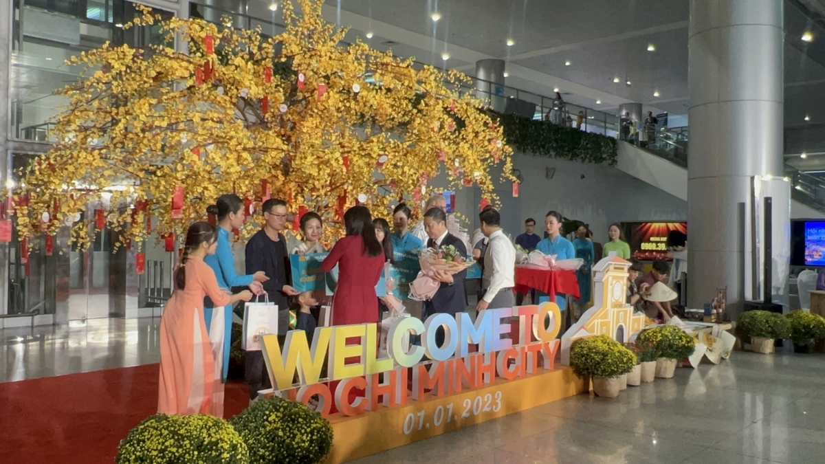 Вьетнамские местности встретили первых в 2023 году туристов