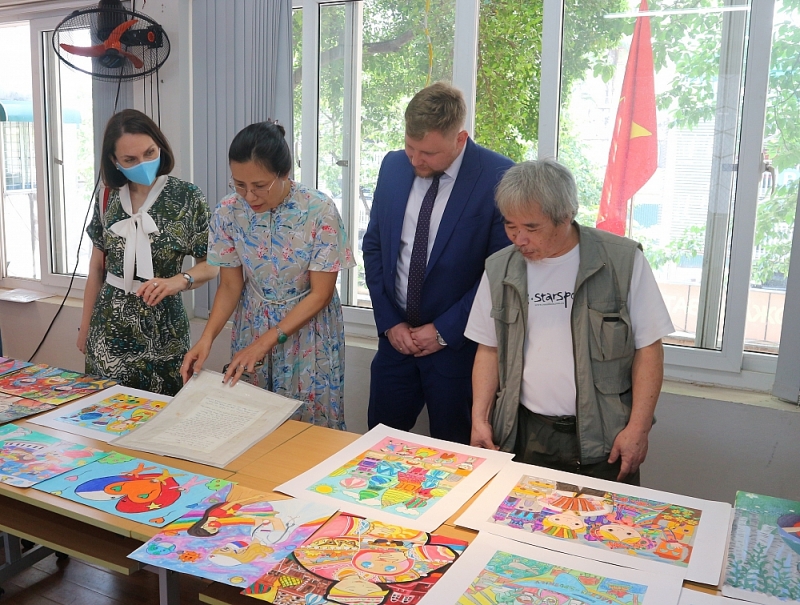 Оценка конкурса рисунка «Я рисую Вьетнам – я рисую Россию»