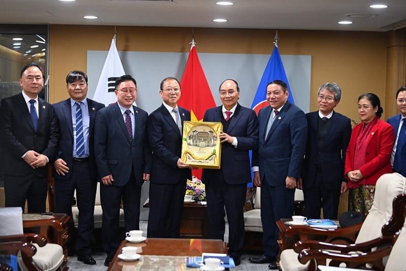 Президент Нгуен Суан Фук принял представителей вьетнамо южнокорейских организаций дружбы и сотрудничества