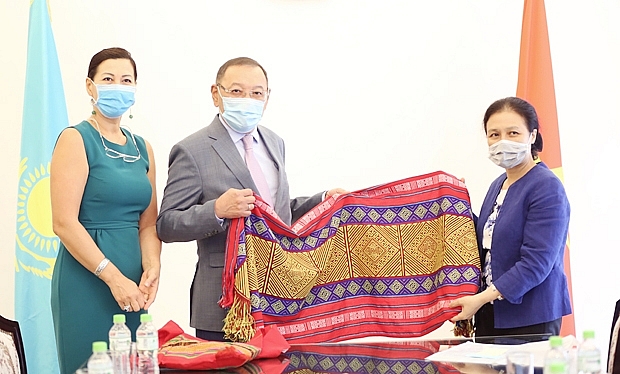 ВСОД и Посольство Казахстана во Вьетнаме договорились продолжать развитие двусторонних отношений в области народной дипломатии