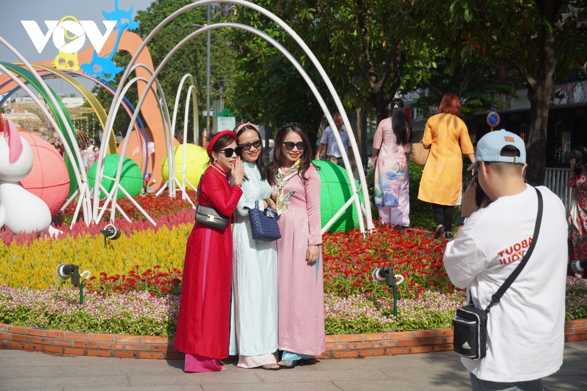 Цветочная улица Нгуенхюэ в городе Хошимине привлекает большое число туристов