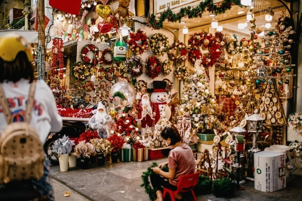 Рождественская атмосфера царит на всех улицах Ханоя