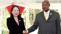 Уганда желает сотрудничать с Вьетнамом в области цифровой трансформации, технологии и ИИ