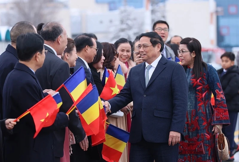 Премьер-министр Фам Минь Тинь провел встречу с представителями вьетнамской диаспоры в Румынии