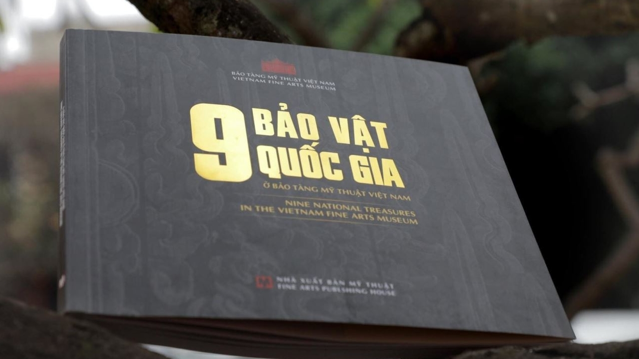 Выпуск двуязычной книги «Девять национальных сокровищ во Вьетнамском национальном музее изящных искусств»