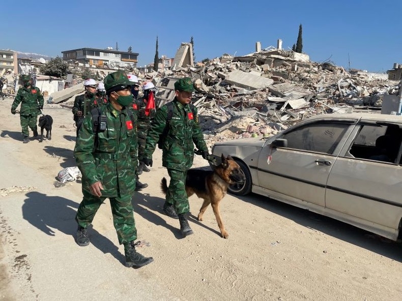 Аварийно-спасательные силы Вьетнама в Турции обнаружили два места с признаками жизни