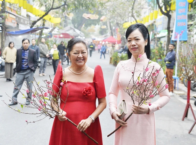 Супруги президентов Вьетнама и Филиппин посетили цветочный рынок Ханглыонг