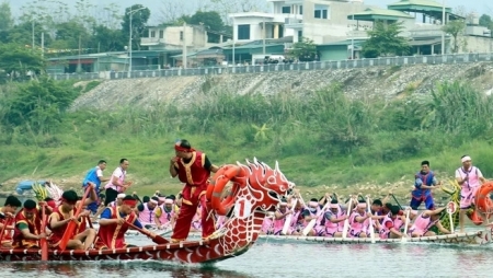 В провинции Туенкуанг прошла традиционная гонка на лодках на реке Ло
