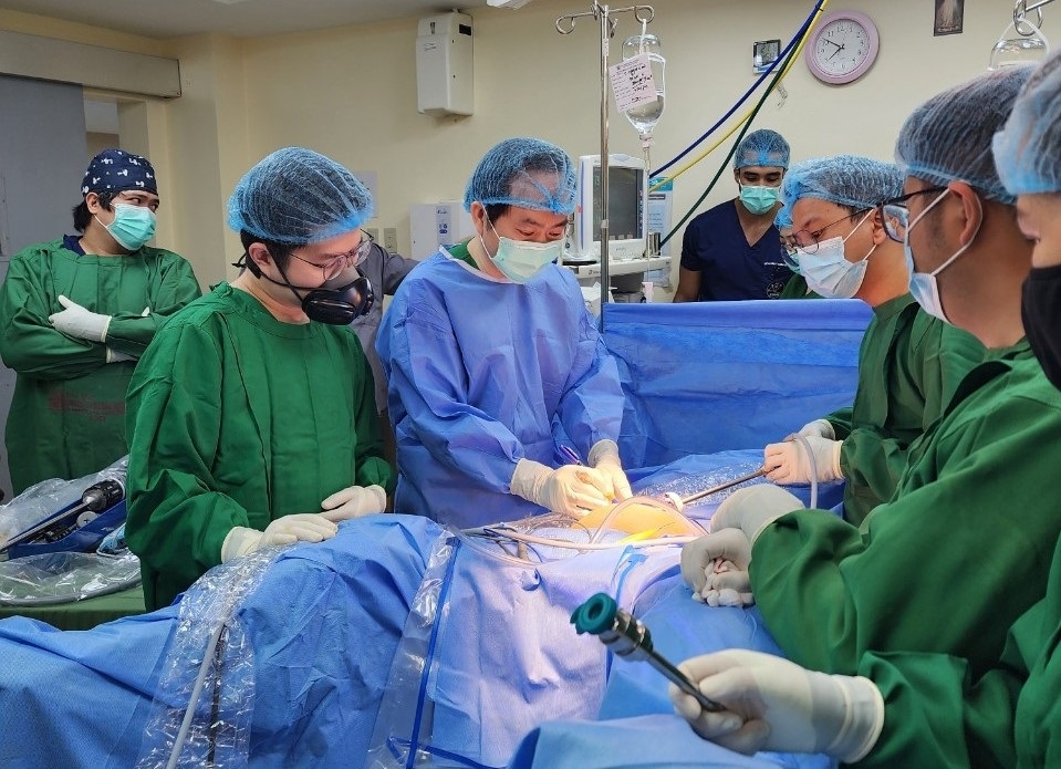 Вьетнамские врачи помогают с роботизированной хирургией на Филиппинах