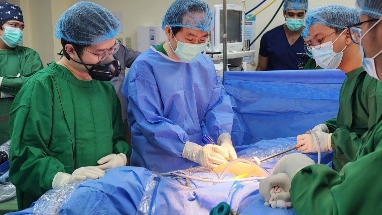 Вьетнамские врачи помогают с роботизированной хирургией на Филиппинах