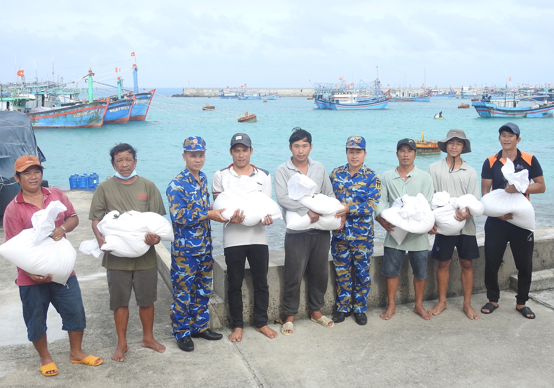 Военный с острова Датай предоставили рис и воду рыбакам 45 судов из провинции Ниньтхуан