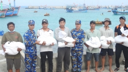 Военный с острова Датай предоставили рис и воду рыбакам 45 судов из провинции Ниньтхуан