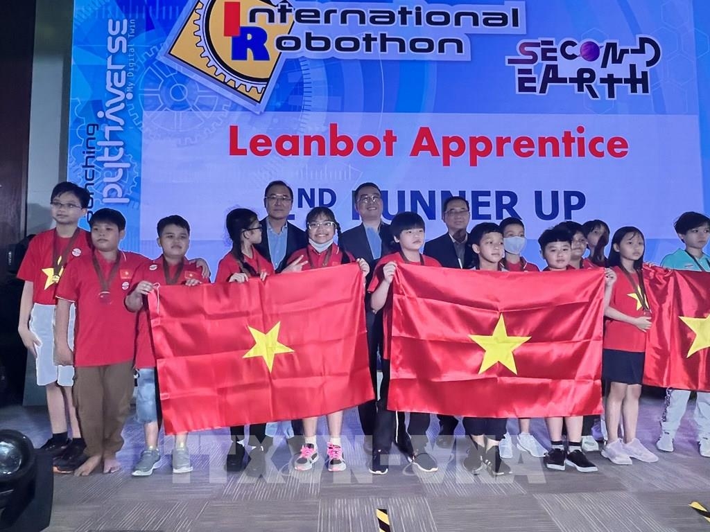 Вьетнамские школьники завоевали 17 призы на Международном конкурсе робототехники 2023 г.