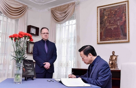 Вице-премьер Вьетнама оставил запись в траурной книге в Посольстве России