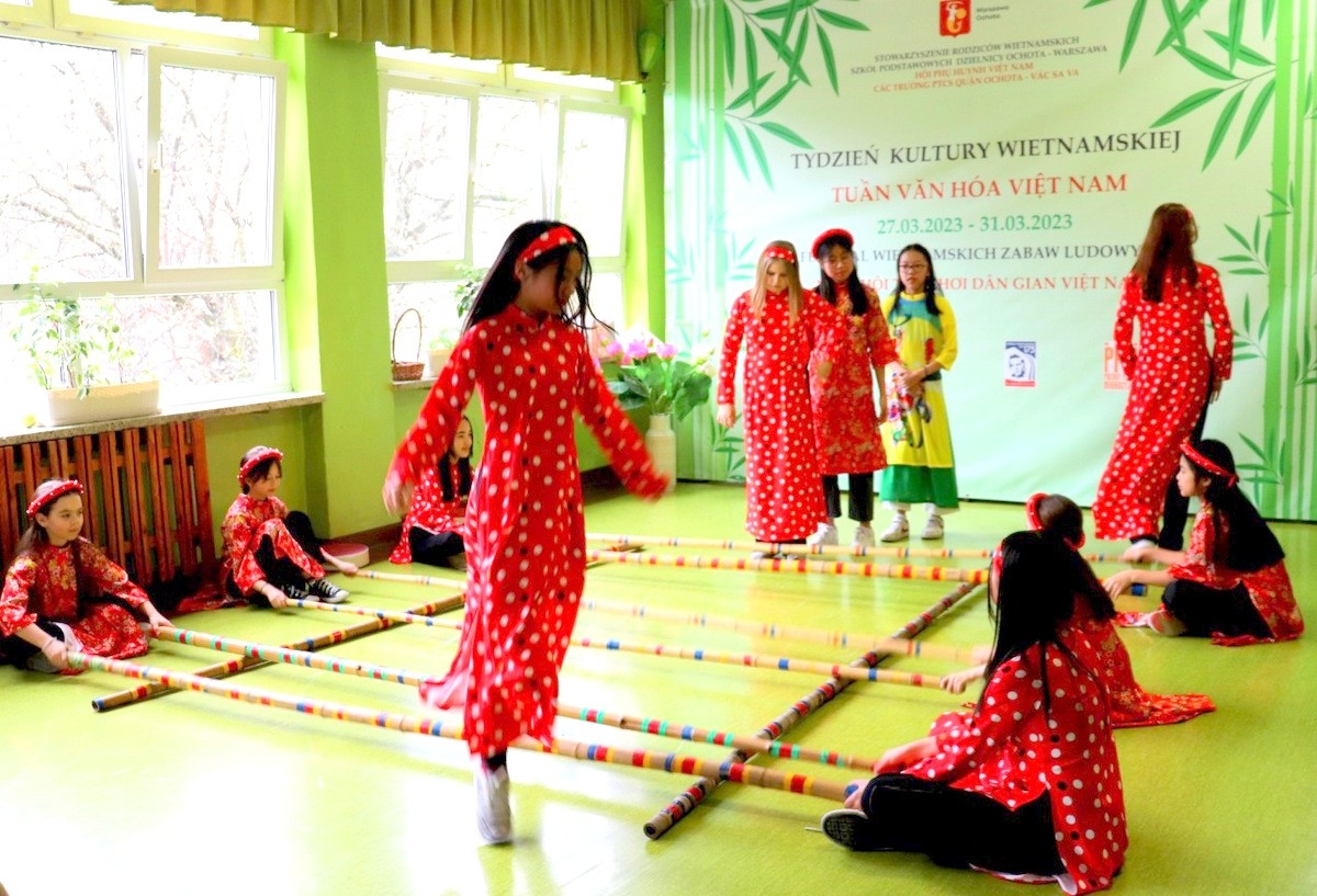 Польские дети приняли участие в Неделе вьетнамской культуры на тему «Фестиваль вьетнамских народных игр»