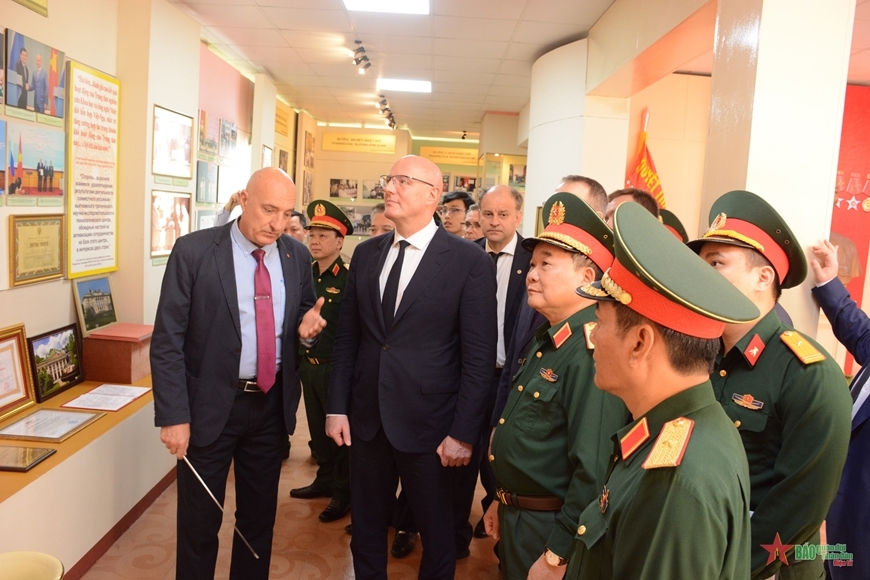 Вице-премьер РФ Дмитрий Чернышенко посетил Вьетнамско-Российский тропический центр