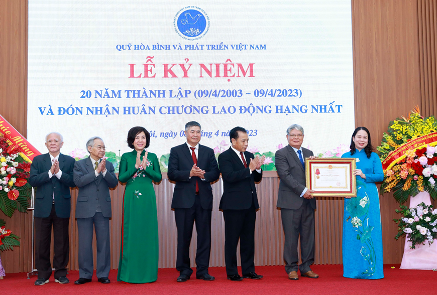 Фонд мира и развития Вьетнама получил Орден Труда 1-й степени