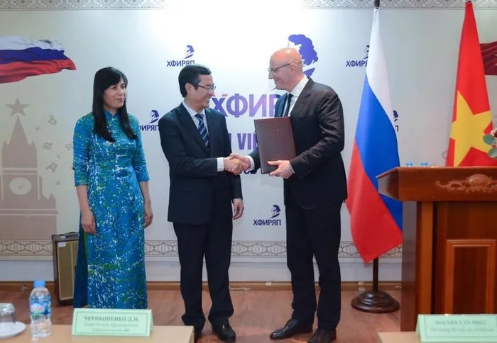 Заместитель председателя правительства РФ посетил учебные заведения русского языка в Ханое