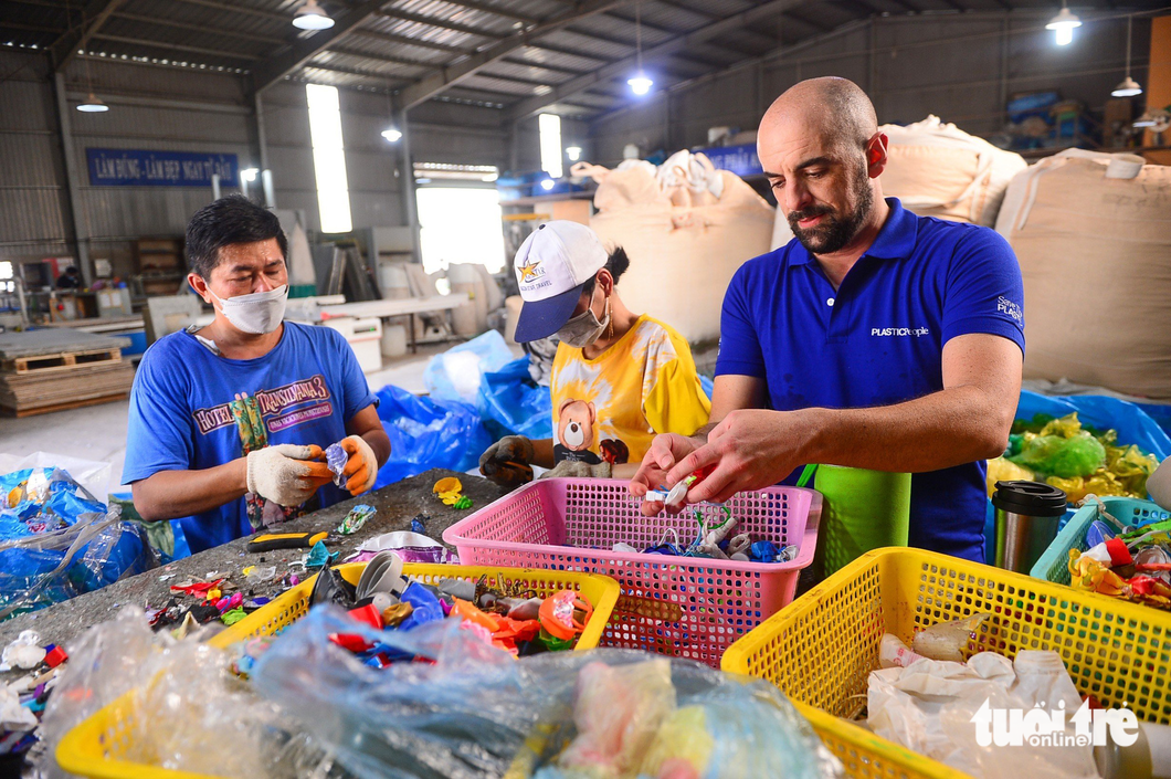 Аргентинец, открывший компанию по переработке пластиковых отходов во Вьетнаме