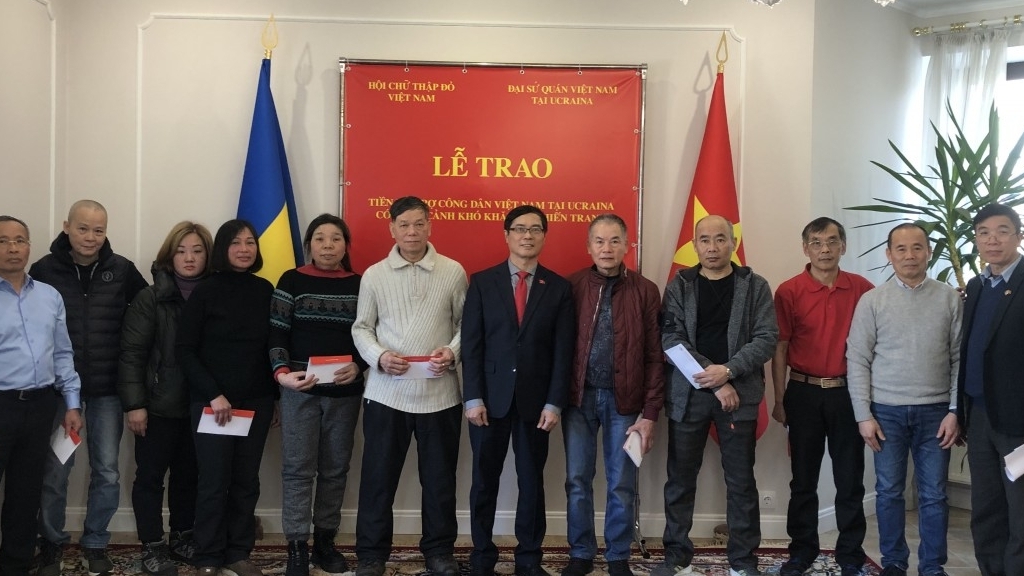 Оказание материальной помощи вьетнамским гражданам, находящимся в трудном положении на Украине