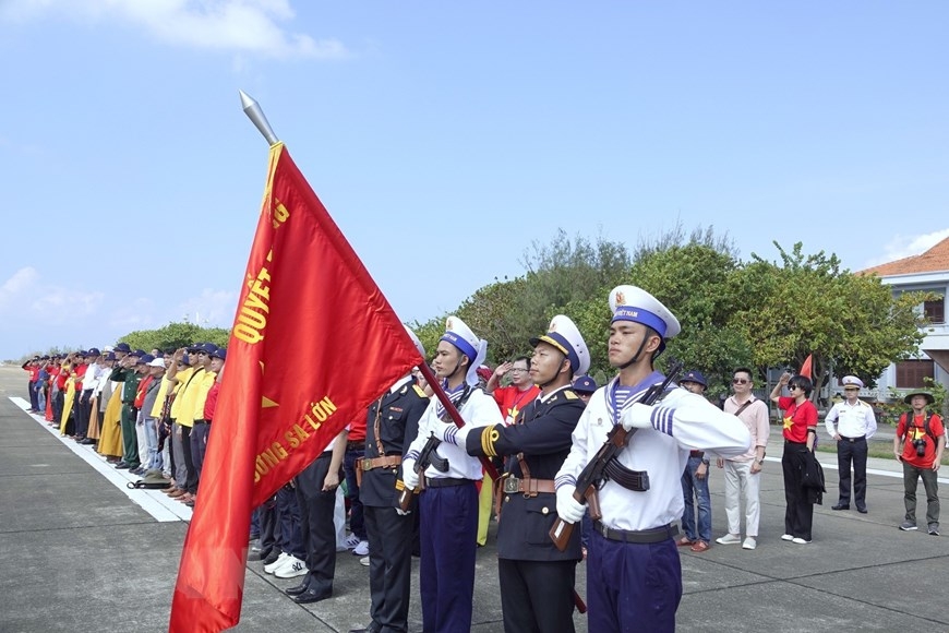 Вьетнамские соотечественники из 22 стран мира посетили острова Чыонгша и платформу DK1