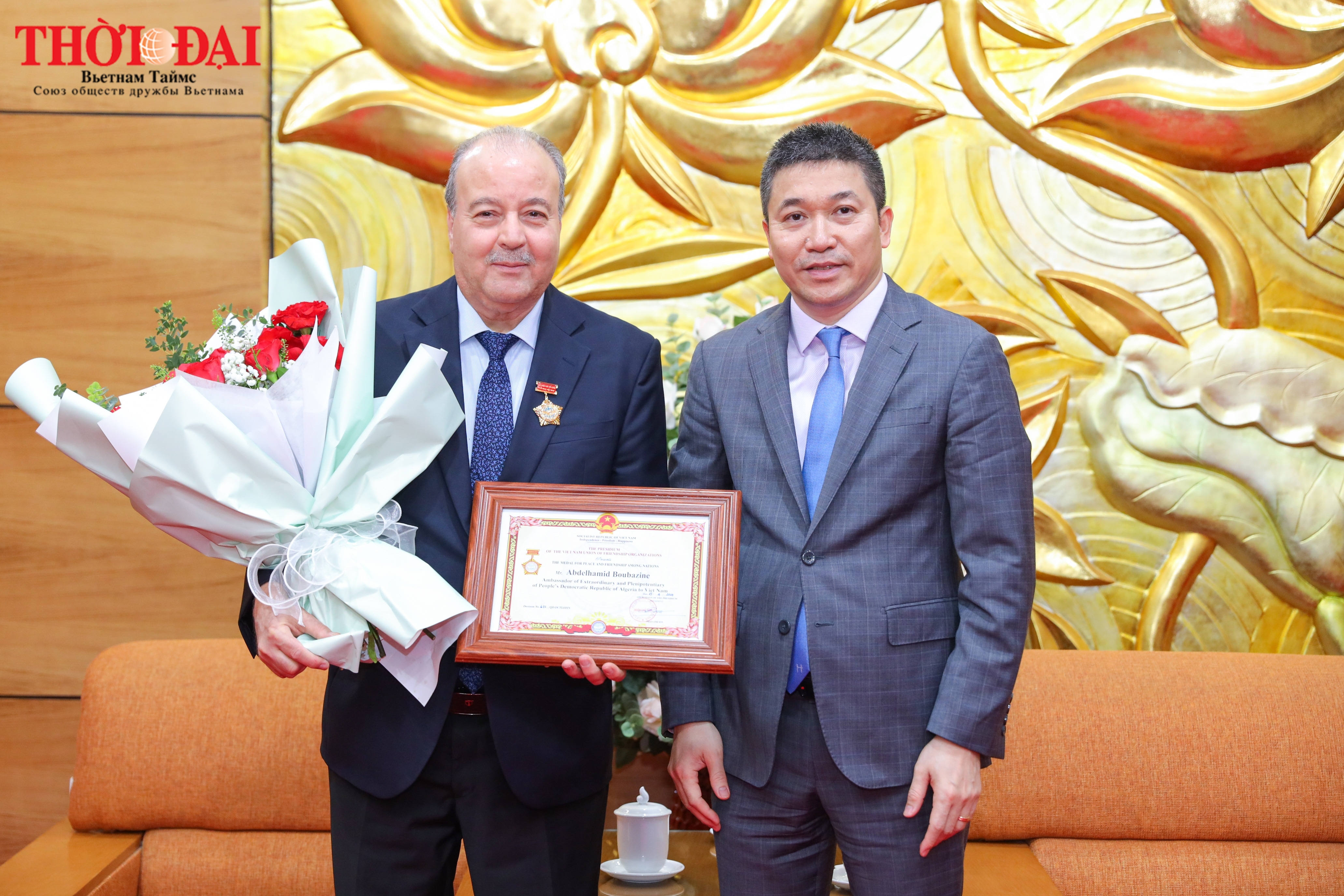 Награждение посла Алжира во Вьетнаме памятной медалью ВСОД