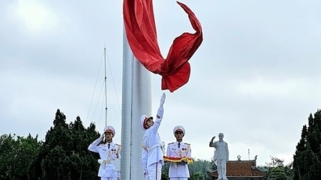 Церемония поднятия национального флага на острове Кото в ознаменование визита президента Хо Ши Мина