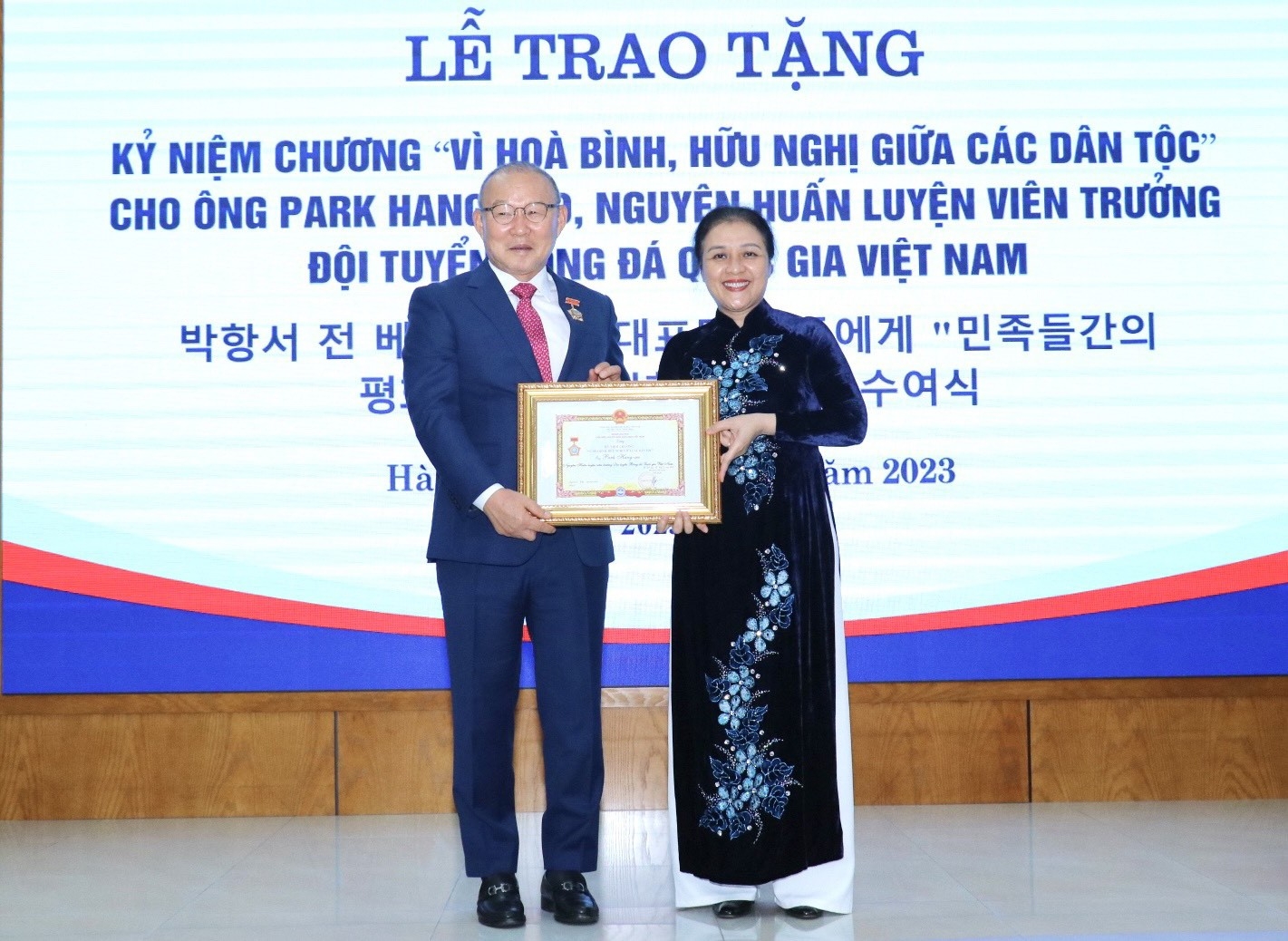 Вручение памятной медали «За мир и дружбу между народами» тренеру Пак Хан Со