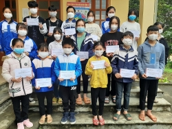 Sunflower Mission вручила 143 стипендии школьникам из провинции Тхыатхиен-Xюэ