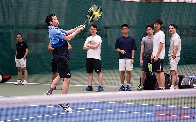 Оживленный дружеский турнир по теннису среди вьетнамцев в России