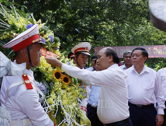 Нгуен Суан Фук зажег благовония в храме павших фронтовиков у дороги №20