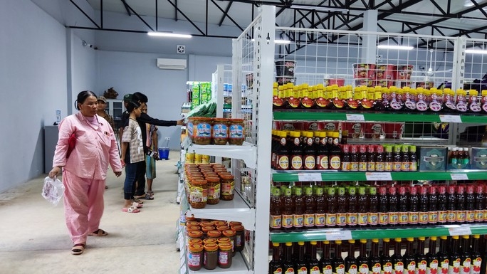Вьетнамский супермаркет посреди каучукового леса в Камбодже