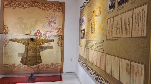 В рамках Недели фестиваля Хюэ-2022 прошла выставка «Костюмы чиновников династии Нгуен»