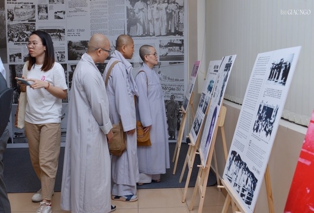 Выставка материалов прессы по буддизму «Изготовление лотоса»