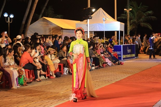 Морской фестиваль 2023: прославление красоты традиционного вьетнамского платья «Аозай»