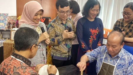 Представление батика – индонезийского искусства окрашивания тканей