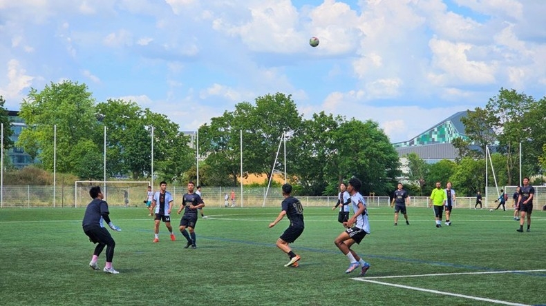 Во Франции стартовал футбольный турнир между вьетнамской молодежью и студентами в Европе