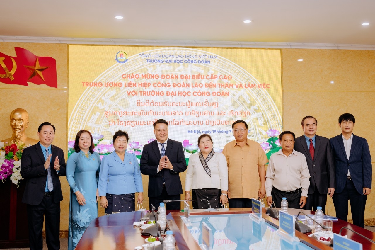 Делегация Федерации лаосских профсоюзов посетила Университет профсоюзов Вьетнама