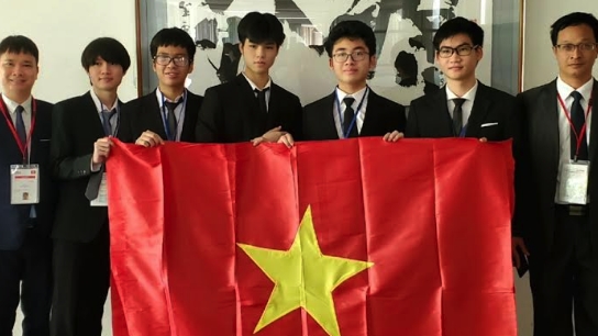 Вьетнамские школьники привезли с международной олимпиады по физике 2023 года две золотые медали