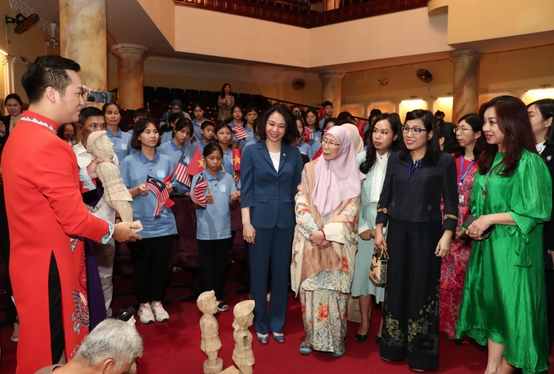 Супруга премьер-министра Малайзии посетила кукольный театр на воде