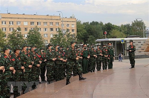 Делегация Вьетнамской народной армии возложила цветы к памятнику Хо Ши Мину в Москве