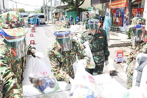 Военнослужащие и государственные служащие доставляют продукты по домам