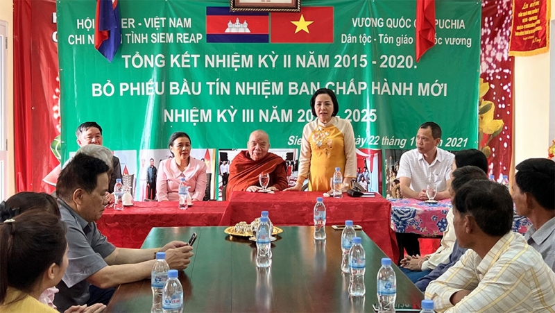 Делегация Общества вьетнамско-камбоджийской дружбы посетила Общество кхмерско-вьетнамской дружбы в провинции Сием Рип