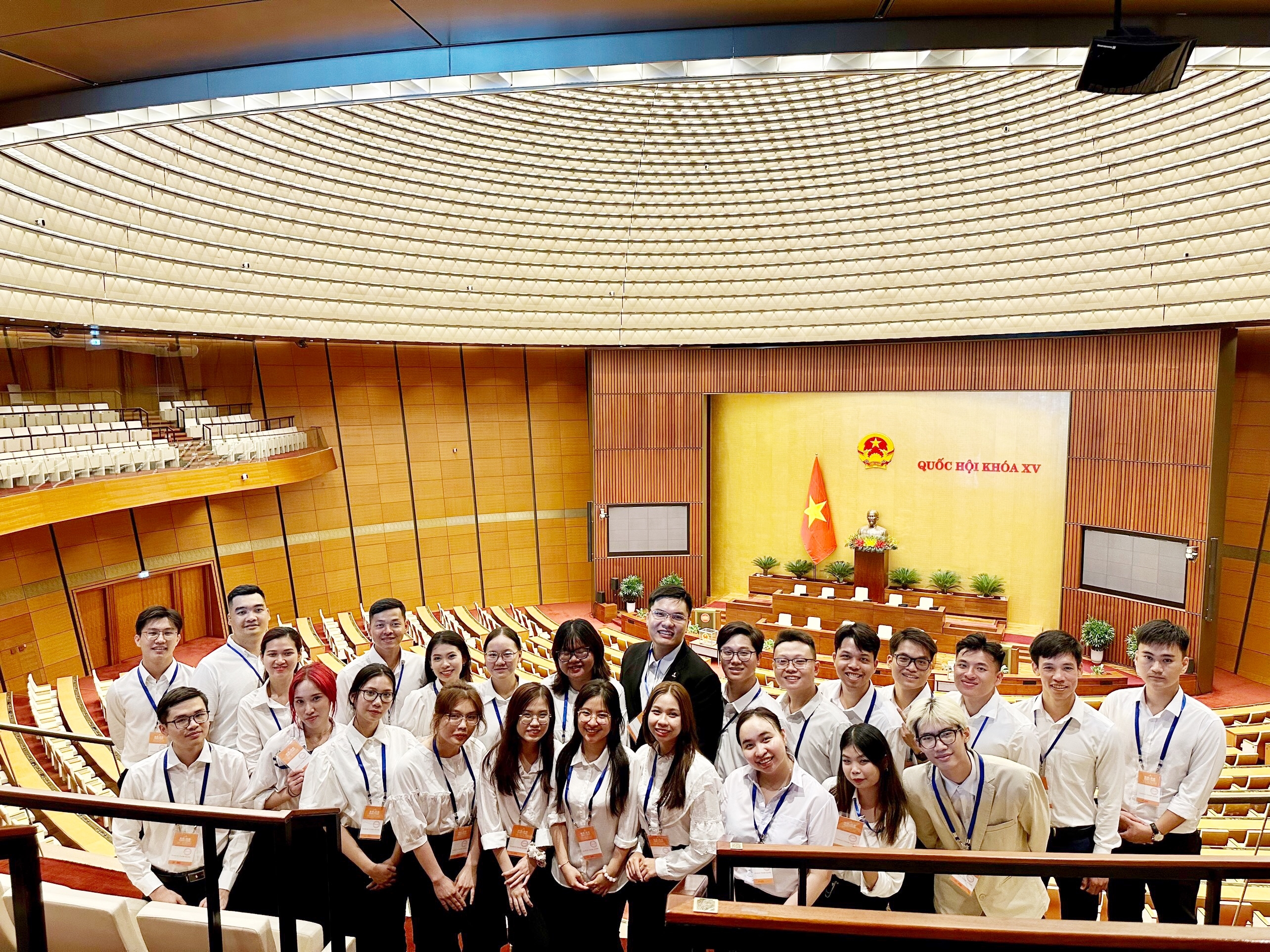 Экскурсия для юных патриотов в здании Национального собрания Вьетнама