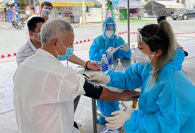 В провинции Биньзыонг разрешено выходить на улицу только вакцинированным