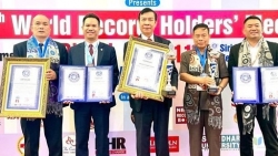 Герой Труда Нгуен Куанг Мау получил звание Почетного профессора Университета мировых рекордов