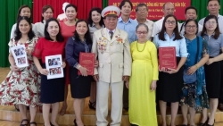 Общество вьетнамско-российской дружбы провинции Фуйен подарило провинциальной библиотеке издание о генерале Во Нгуен Зяпе