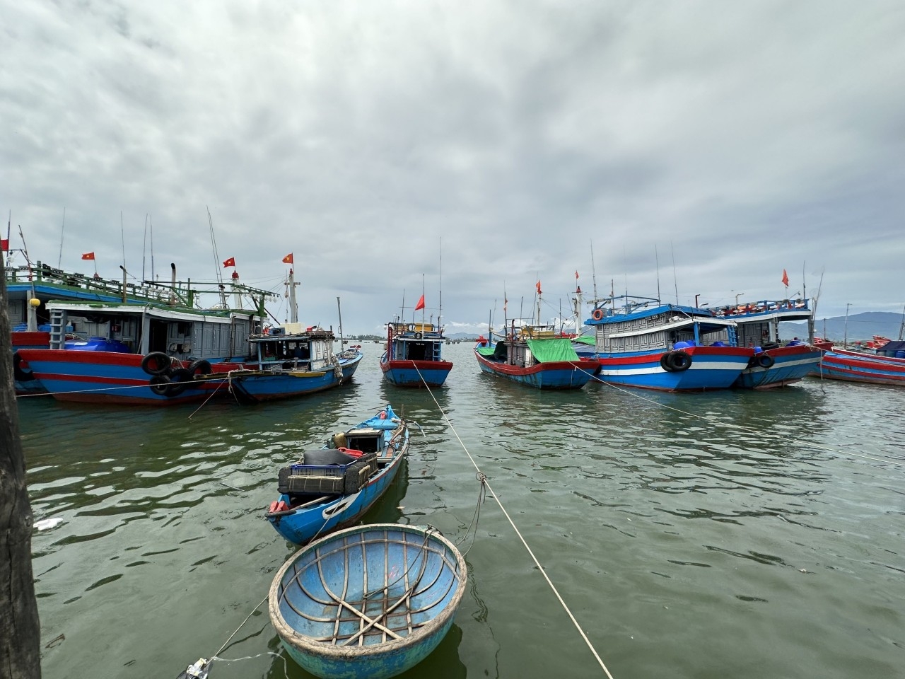 Приморский район Нуйтхань (Куангнам): в море идут только пожилые моряки