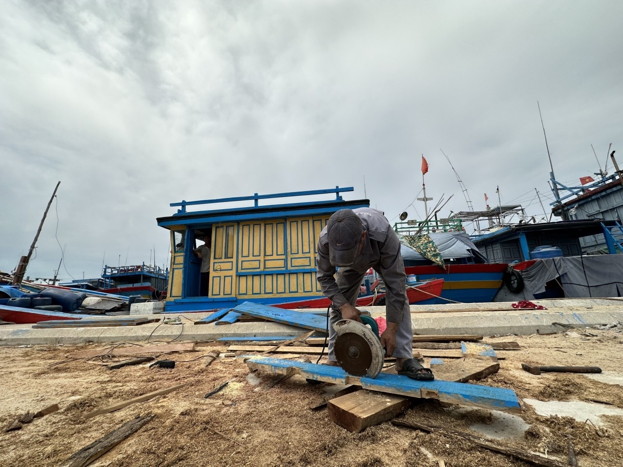 Приморский район Нуйтхань (Куангнам): в море идут только пожилые моряки