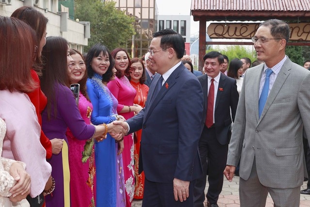 Председатель Национального Собрания Выонг Динь Хюэ провел встречу с представителями вьетнамской диаспоры в Болгарии и соседних странах